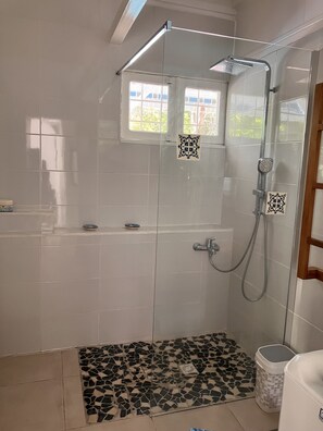 Dusche, Haartrockner, Handtücher