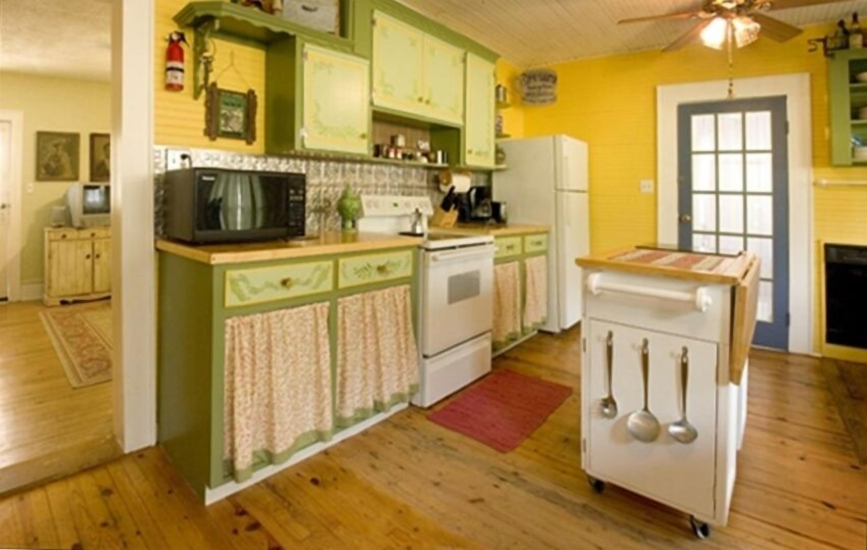 Cozy Retreat Nestled in the Mountains-Whispering Creek Cottage