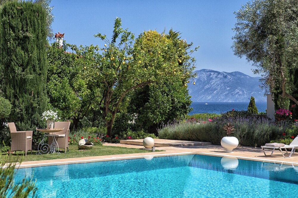 The Marble Resort- Complex of 3 Luxury Villas, Beachfront with swimming pool