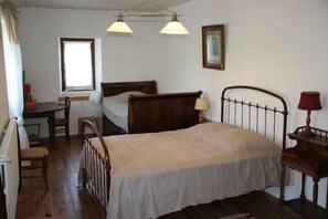 3 chambres, bureau, fer et planche à repasser