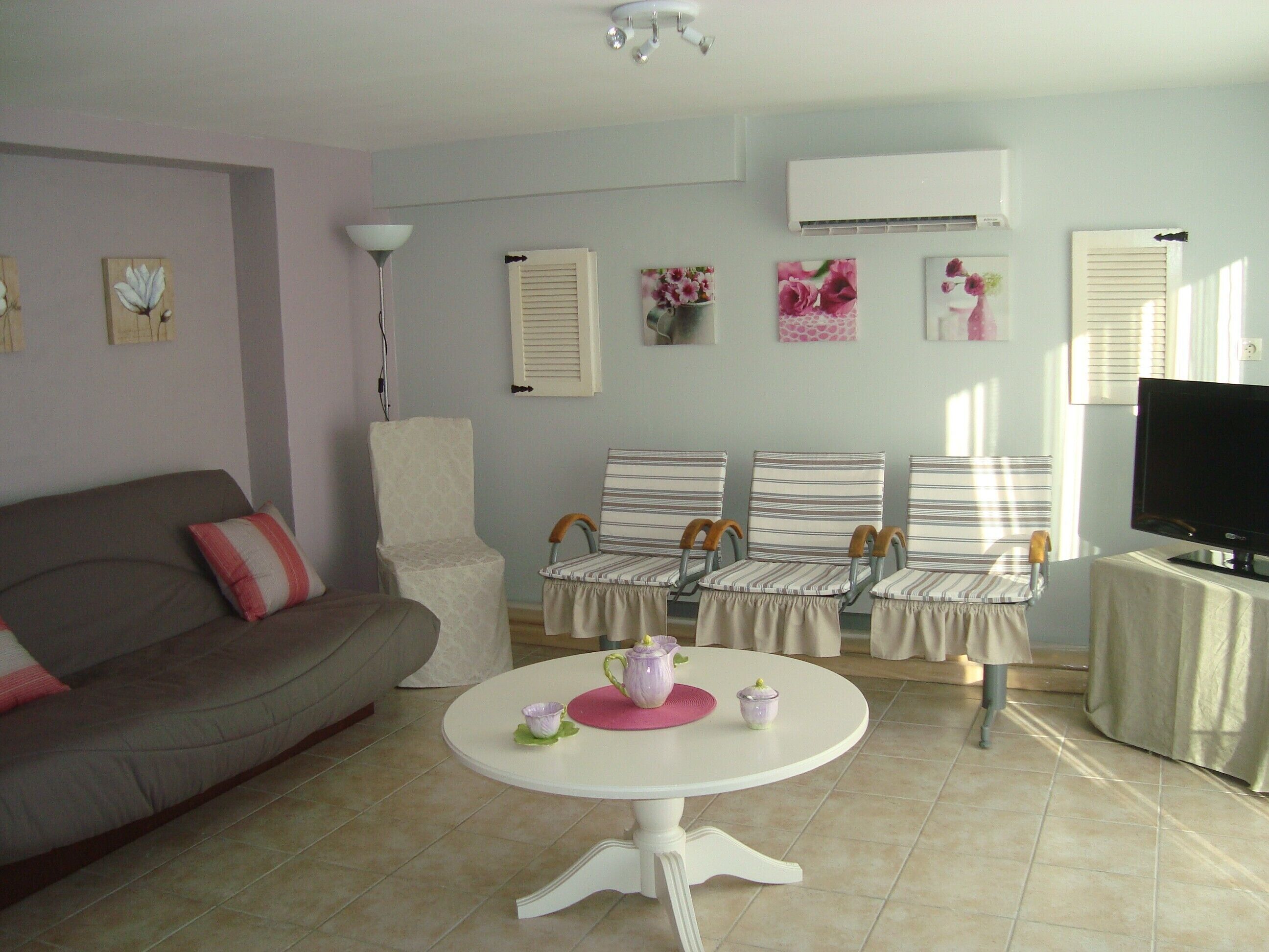 Apartment indépendant- T 2 in a villa - pool and garden.