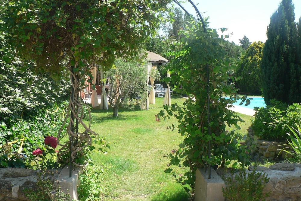 Apartment indépendant- T 2 in a villa - pool and garden.