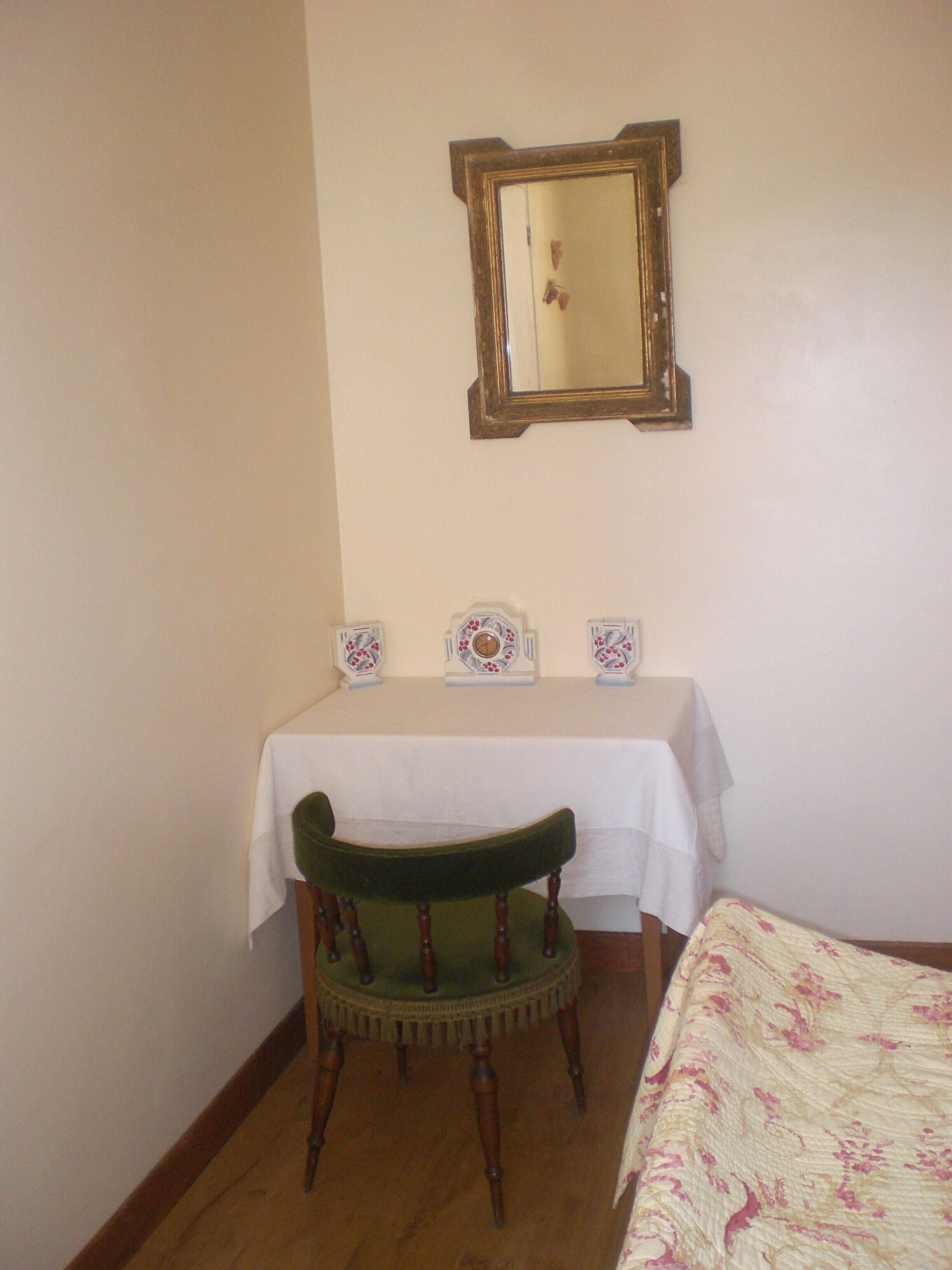 Cottage in a farm with swimming pool located in a Park with century-old cedars.