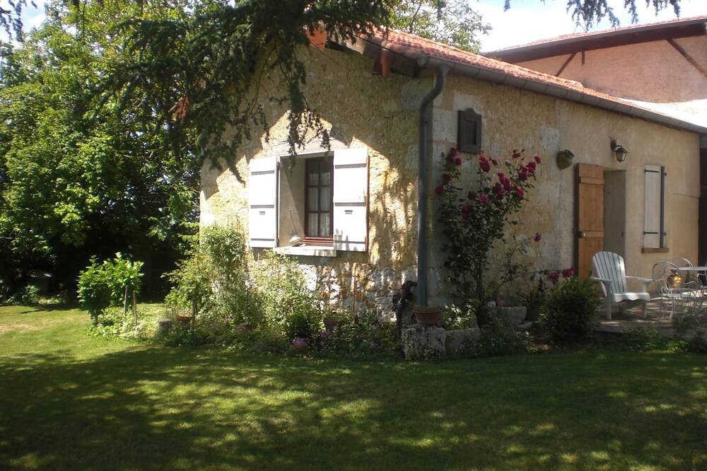 Cottage in a farm with swimming pool located in a Park with century-old cedars.
