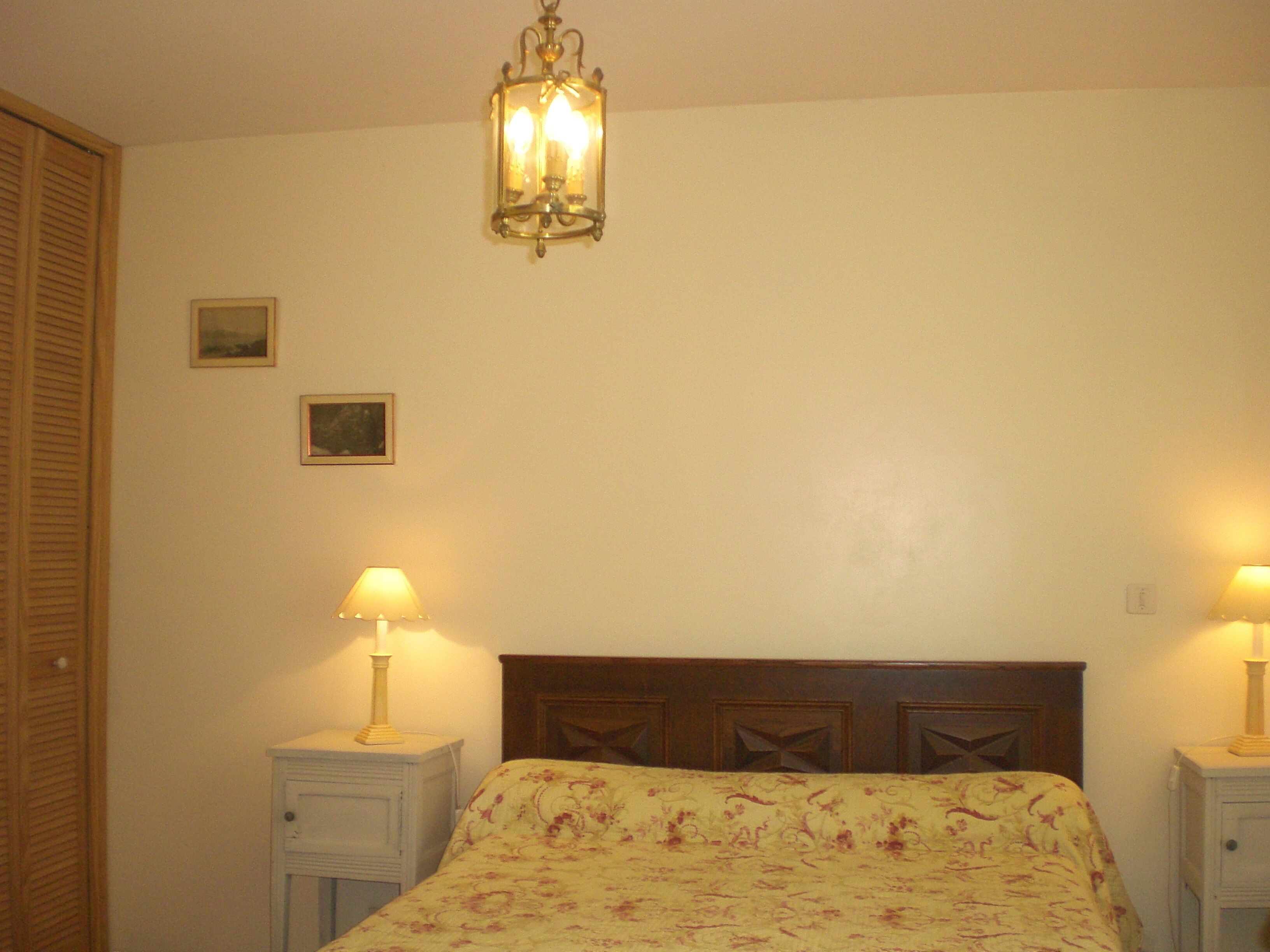 Cottage in a farm with swimming pool located in a Park with century-old cedars.