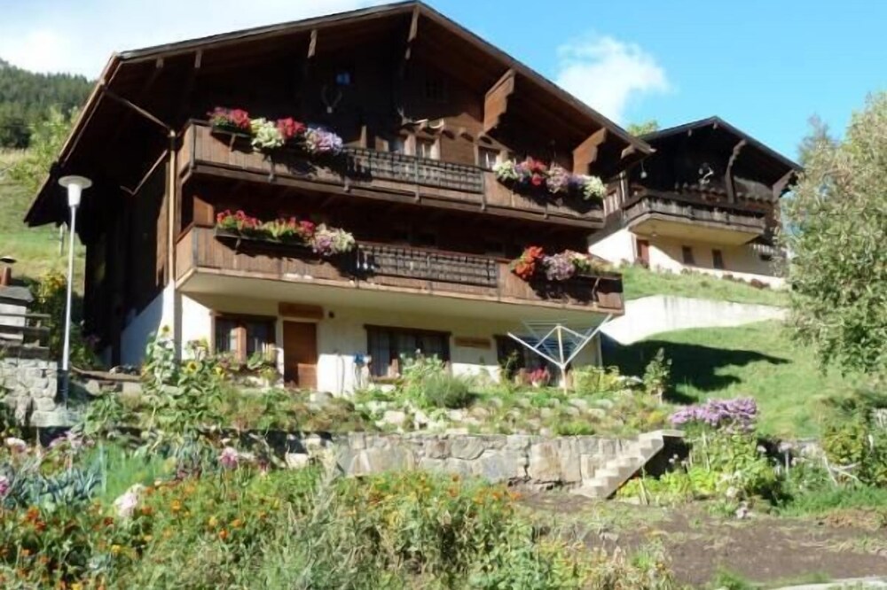 Large apartment on the outskirts of the mountain village Binn, many hiking possibilities