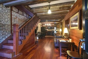 Un ambiente accogliente con una scala in legno, una zona pranzo e una cucina.