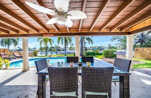 Outdoor dining - Beautiful & Waterfront , Gorgeous Intercostal Home (Pompano Beach)