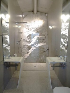 Baignoire, sèche-cheveux, serviettes fournies, savon