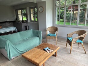 TV, DVD player, ping pong, stereo