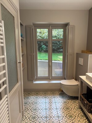 Combined shower/bathtub, hair dryer