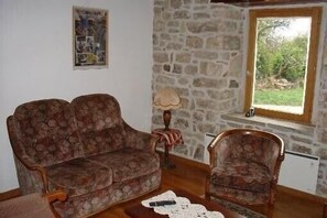 تلفزيون، مدفأة، مشغل دي في دي