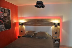 4 bedrooms, desk, iron/ironing board, free WiFi