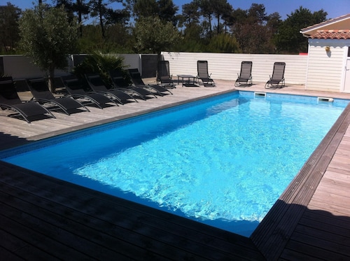 Villa with heated pool 600 meters from the beach