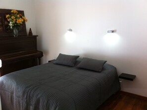 5 habitaciones, tabla de planchar con plancha, wifi y ropa de cama 