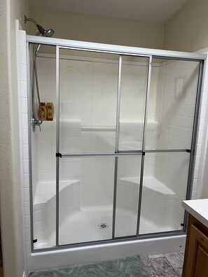 Combined shower/bathtub, hair dryer, towels, soap - Private Beach Access with beautiful water view between Sequim and Port Angeles (Port Angeles)