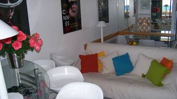 TV connectée, lecteur de DVD, livres, chaßne hi-fi