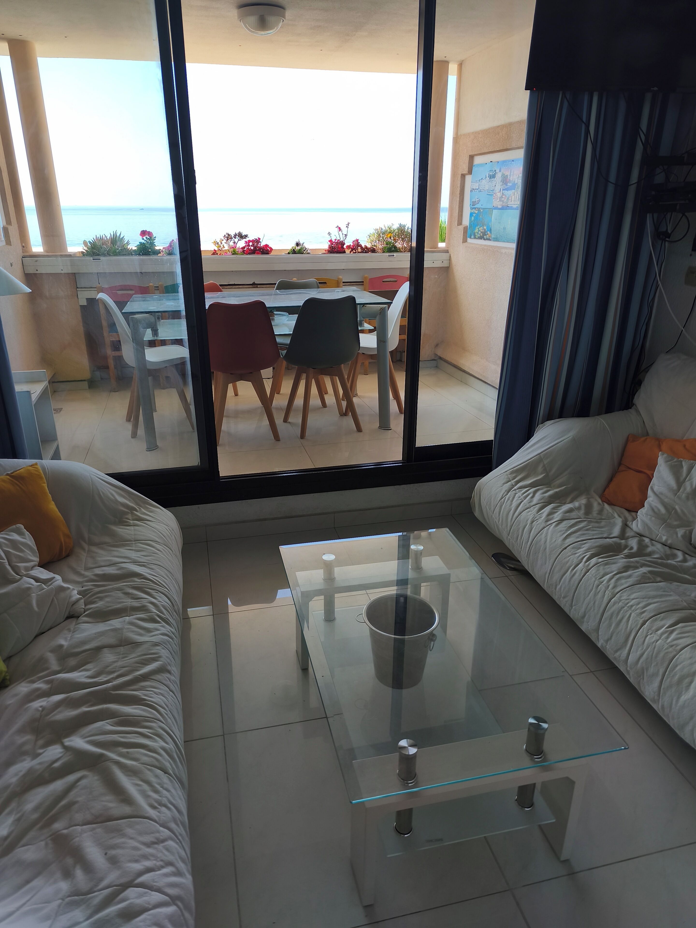 Smart TV, DVD player, books, stereo