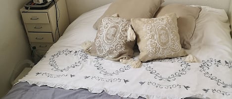 3 chambres, coffre-fort, fer et planche Ă repasser