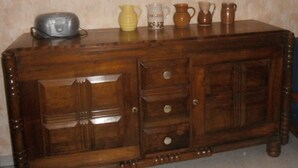 A wooden cabinet with drawers and a radio on top. - Quiet, restful gîte in town. Everything is less than 500m away on foot! (Beaumont-De-Lomagne)