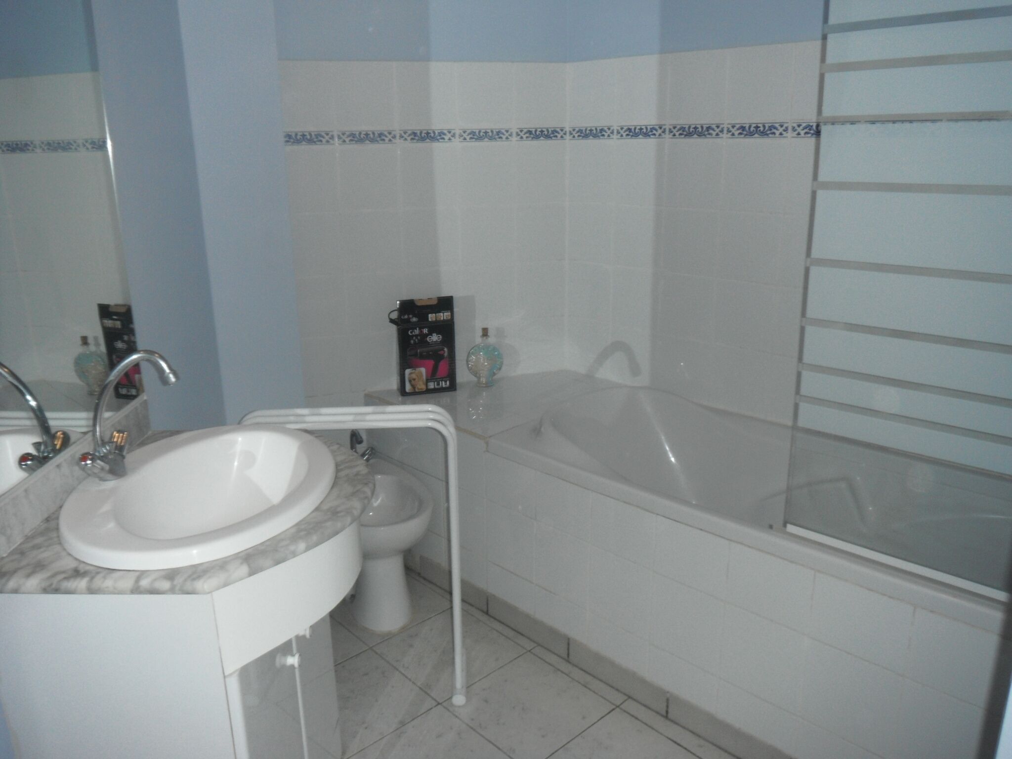 Baignoire, sèche-cheveux, bidet