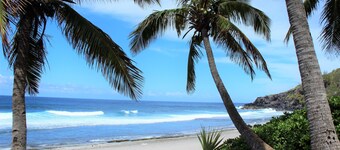 Charming stage ocean view, near lagoon, pool, garden ideal couple + baby