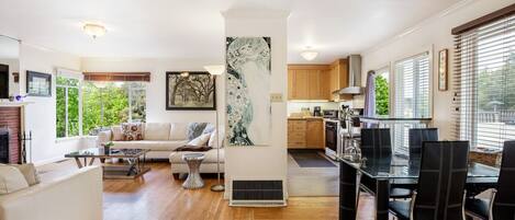 Una televisión, una chimenea, libros, un reproductor estéreo