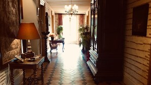 A hallway with a checkered floor, a chandelier, and a table with a lamp. - Maison de Maître, manor house style, on the banks of the Lot, countryside, heated swimming pool, tennis court, sauna (Casseneuil)