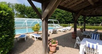 Maison de Maître, manor house style, on the banks of the Lot, countryside, heated swimming pool, tennis court, sauna