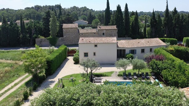 A villa with a swimming pool, surrounded by lush greenery and a clear sky. - charming house in Provence (Beaumes-De-Venise)