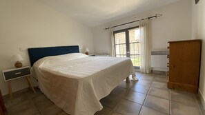 3 bedrooms, iron/ironing board, travel crib, free WiFi - charming house in Provence (Beaumes-De-Venise)