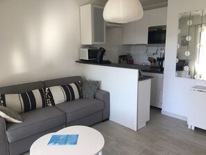 Tv, dvd-afspiller, bøger, musikbibliotek