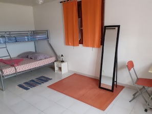3 chambres, fer et planche à repasser, Wi-Fi, draps fournis
