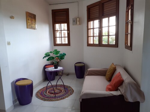 ALL COMFORT, on the first floor of a villa, close to the Port and all amenities 