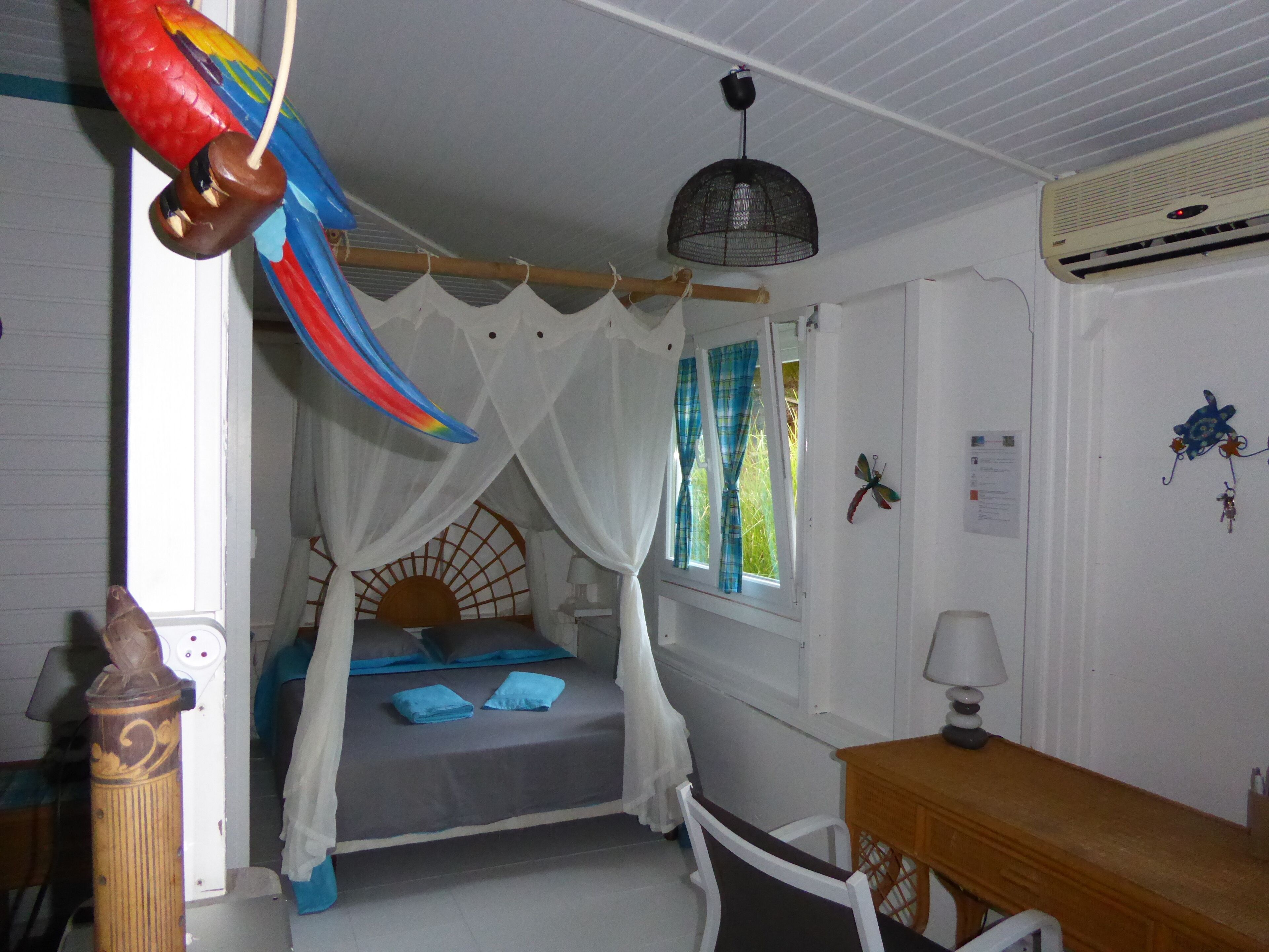 1 chambre, coffres-forts dans les chambres, fer et planche à repasser