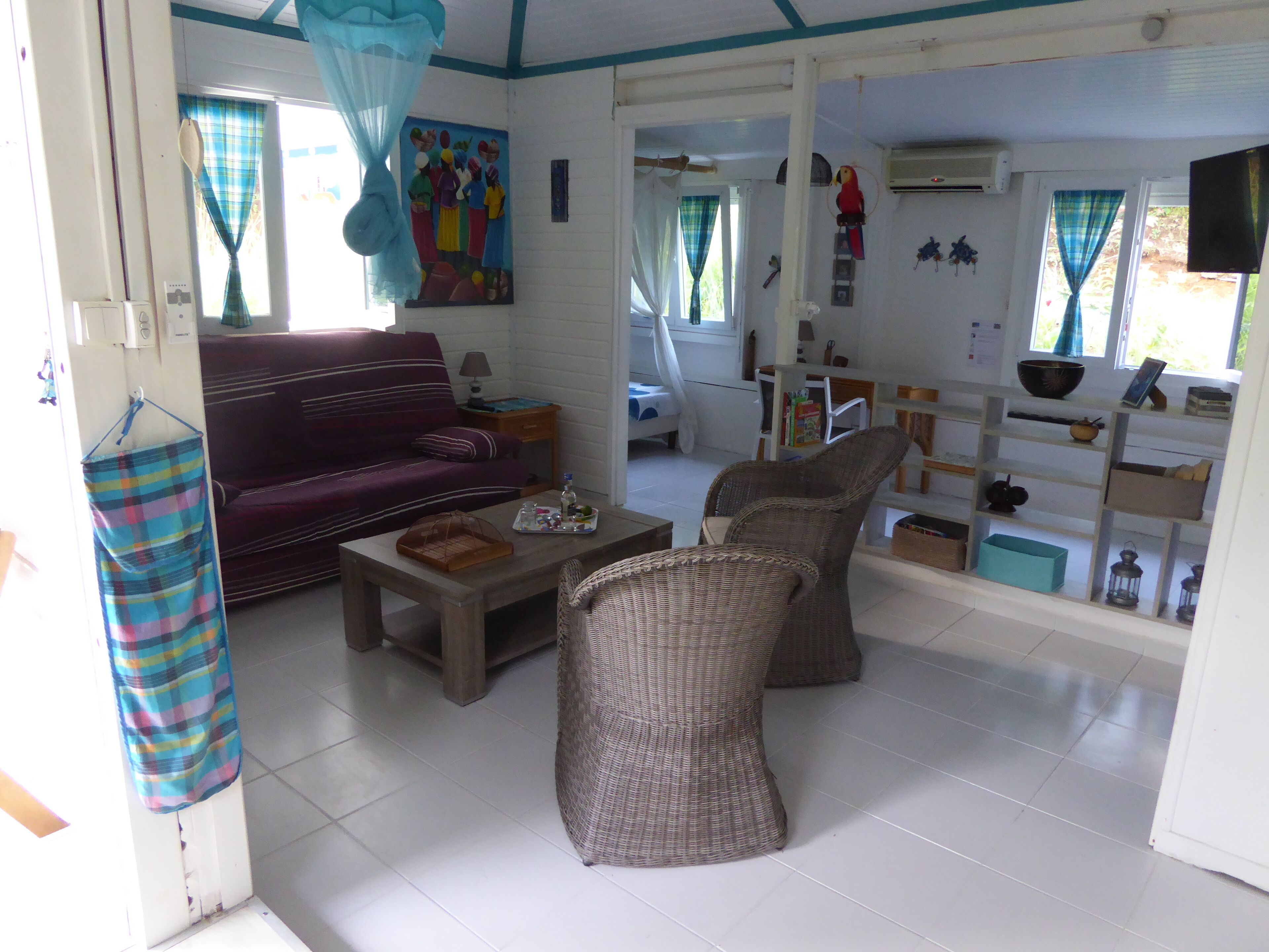 Télévision, livres, chaîne hi-fi