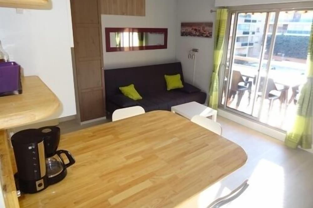 Nice studio modern and comfortable 4 people 200 m from the beach. Wireless.