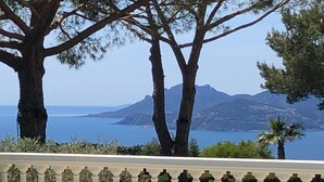 Un balcone con vista sul mare e sulle montagne.