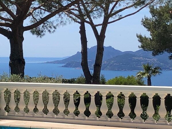 A balcony with a view of the sea and mountains. - Luxurious, gated villa with panoramic views of the Bay of Cannes, swimming pool, garden, 8 minutes from the beach (Vallauris)