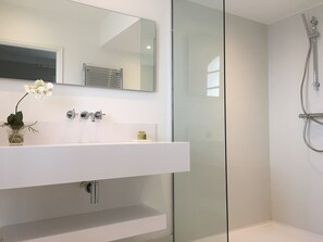 Duschwanne, Haartrockner, Seife, Toilettenpapier