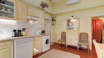 Een koelkast, een microgolfoven, een kookplaat, een vaatwasser