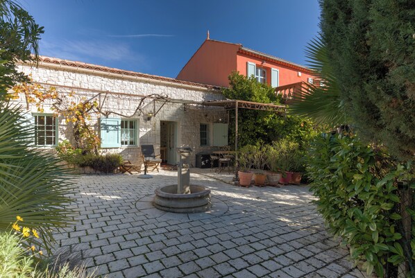 Terrace/patio - Romantic little countryhouse with pool in walking distance to the sea & town (Antibes)