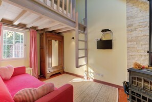 Televisio, takka, DVD-soitin, pöytätennispöytä