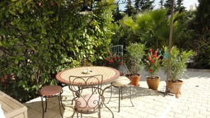 Outdoor dining - Romantic little countryhouse with pool in walking distance to the sea & town (Antibes)