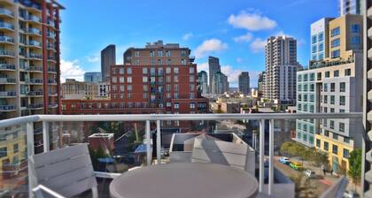 Beautiful and Modern East Village / Ballpark Loft in the Center of Downtown