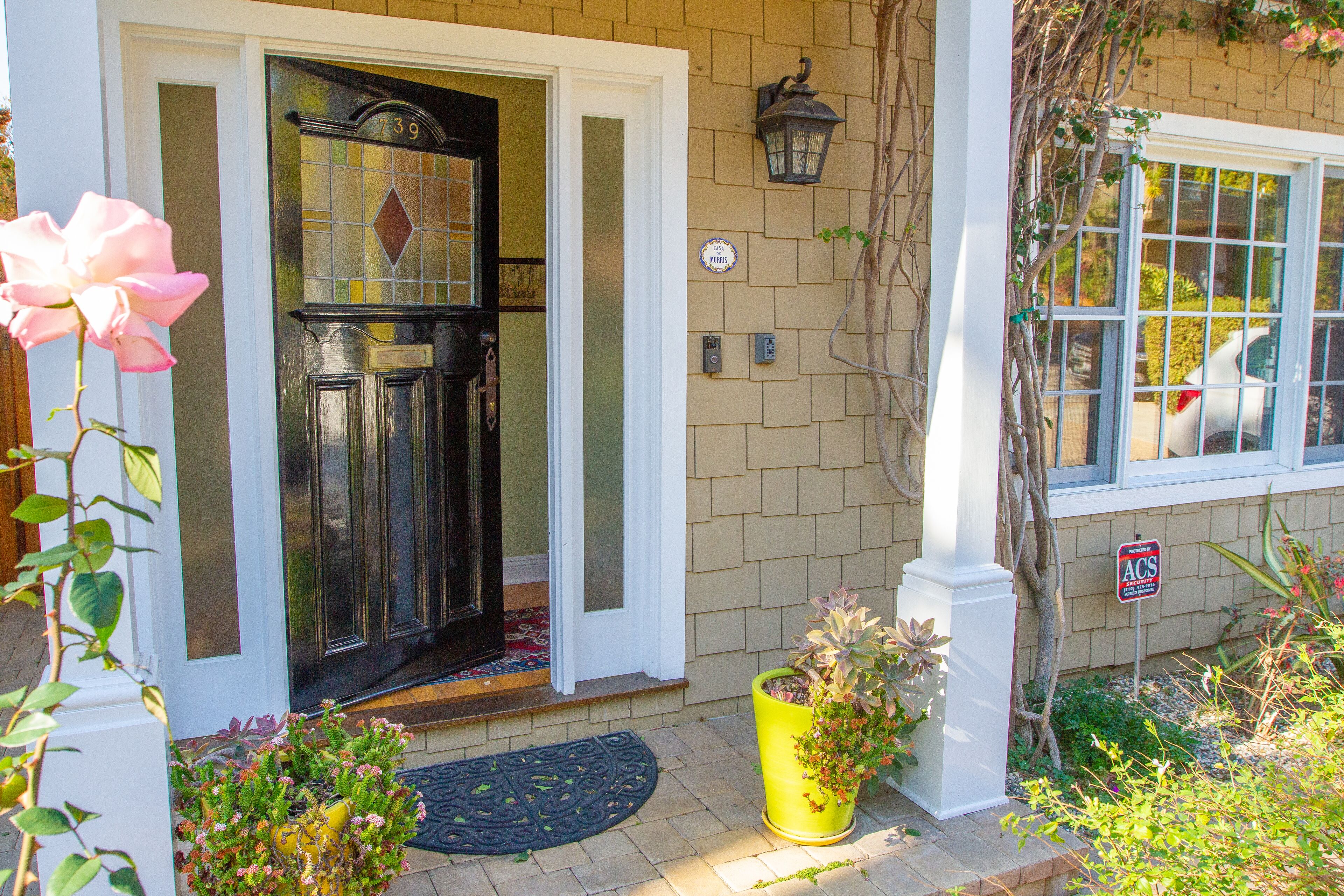 Beautiful home and garden, walk to village, beach and trails