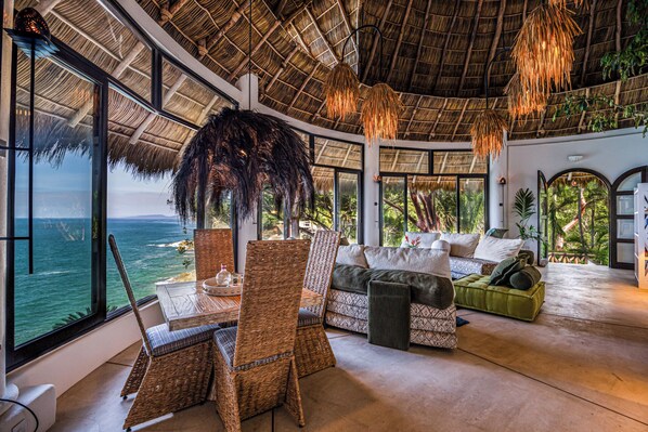 Video games, DVD player, books, music library - Villa Violeta Luxurious Secluded Beachfront Hideaway. Weekly & Monthly discounts (San Francisco)