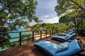 Property grounds - Villa Violeta Luxurious Secluded Beachfront Hideaway. Weekly & Monthly discounts (San Francisco)