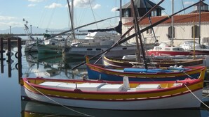 Ein Yachthafen mit mehreren bunten Booten, die dort liegen.