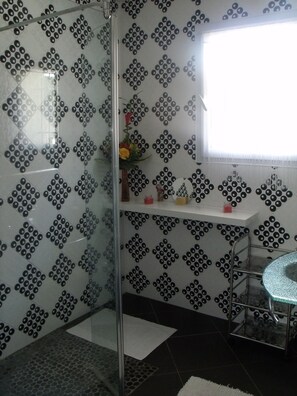 Shower, towels